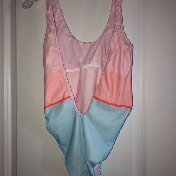 Bathing suits - Picture 4 of 5